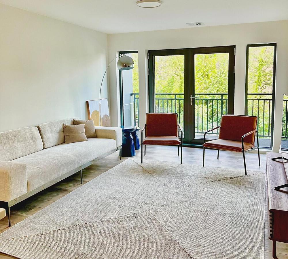 Modern Furnished Apartment in Heart of Quincy